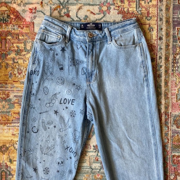 Hollister | Ultra High Rise Medium Wash Doodle Mom Jeans Size 3R - Picture 5 of 13